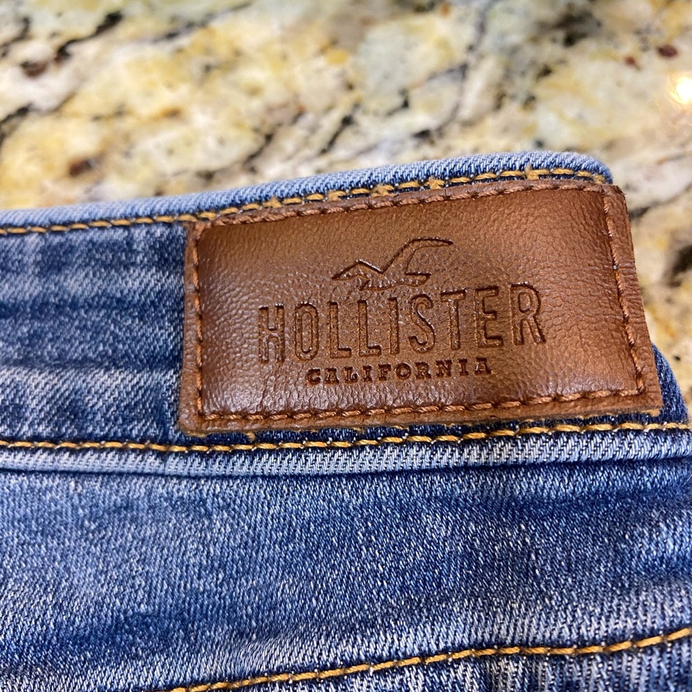 Hollister High Wasted Ripped Jeanss